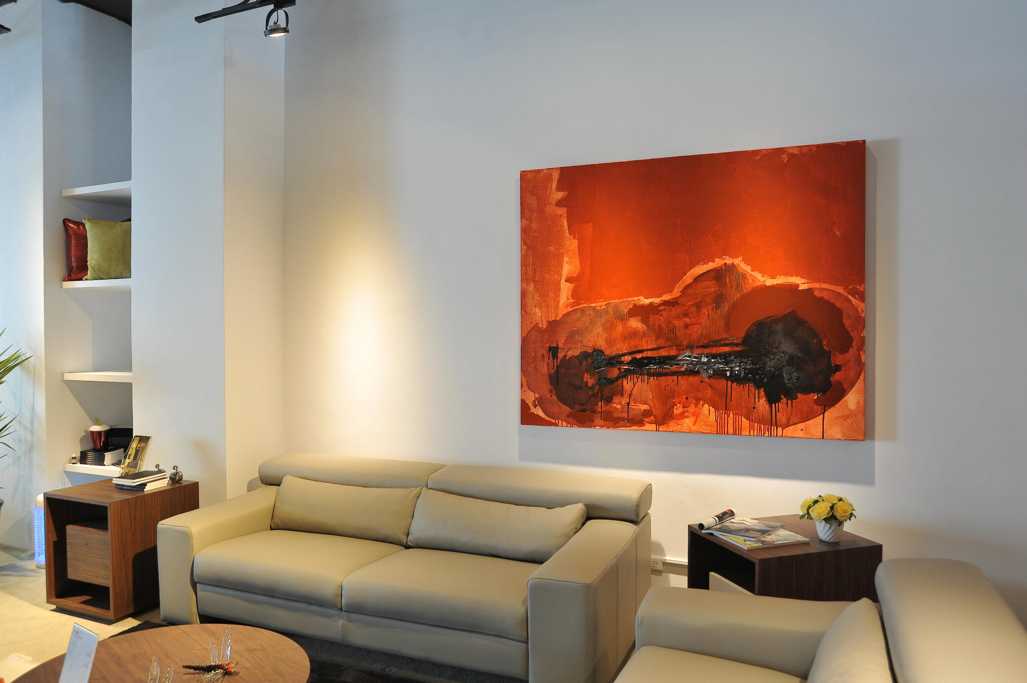 5.抽象繪畫在客廳裡，更像一扇窗，讓自然與內在相互流通。