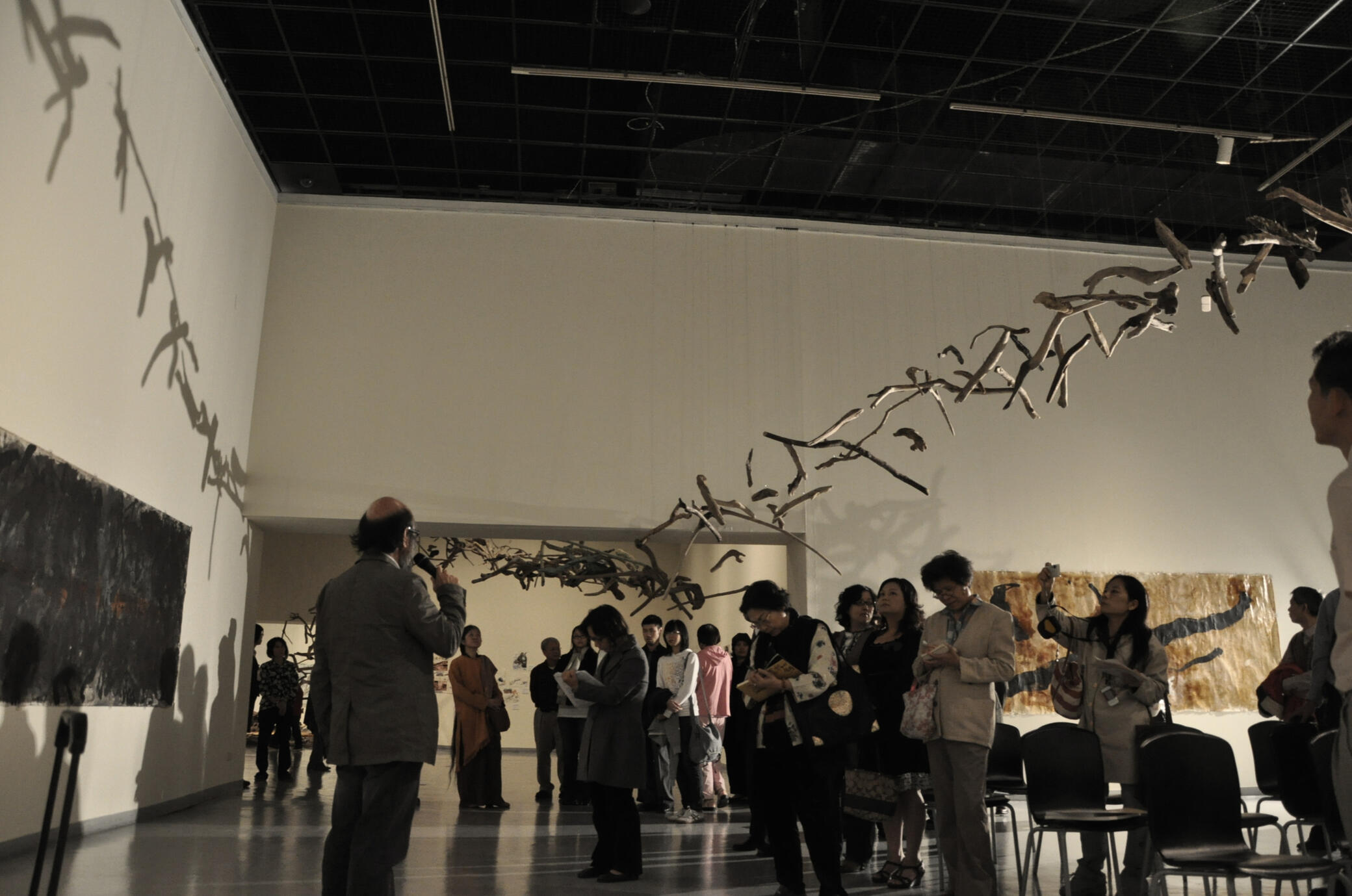 19.在裝置—繪畫—動線之間,觀者完成一次儀式性的視覺經驗。