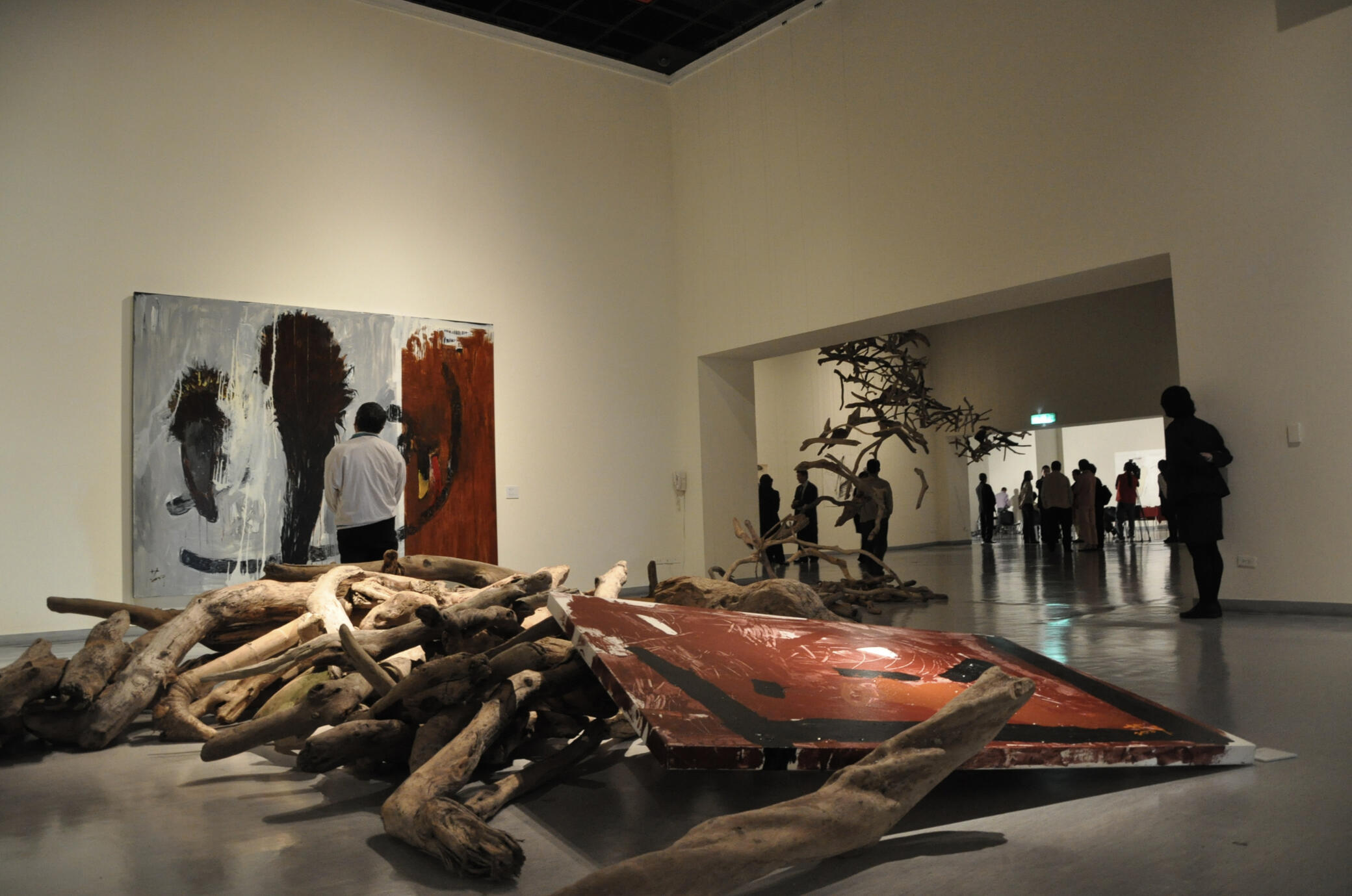 8.我讓材料自己說話，讓觀者在現場讀出時間的堆積。