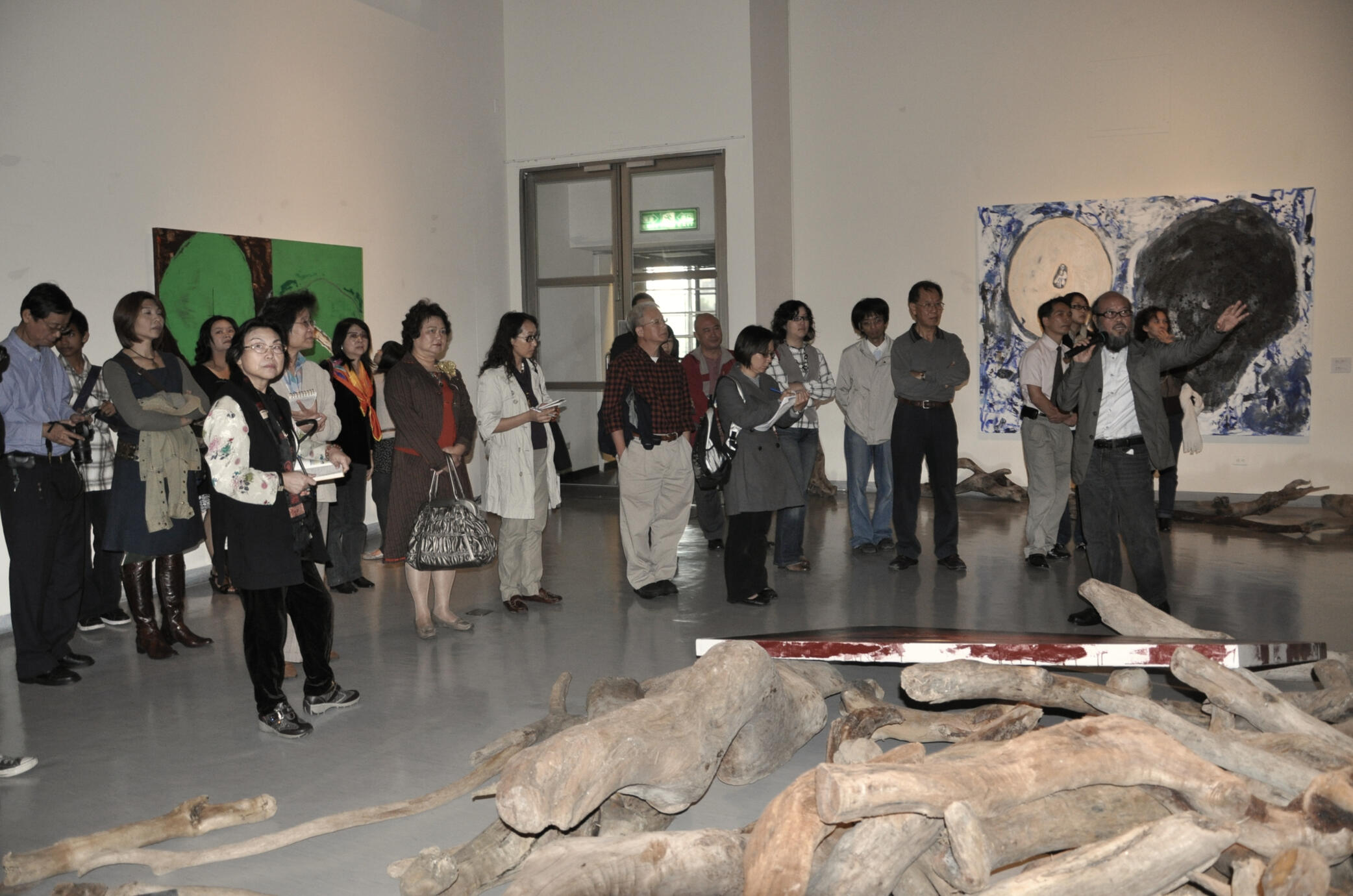 11.展覽以海、河為主的創作性素描與複合媒材，構築主題意境。