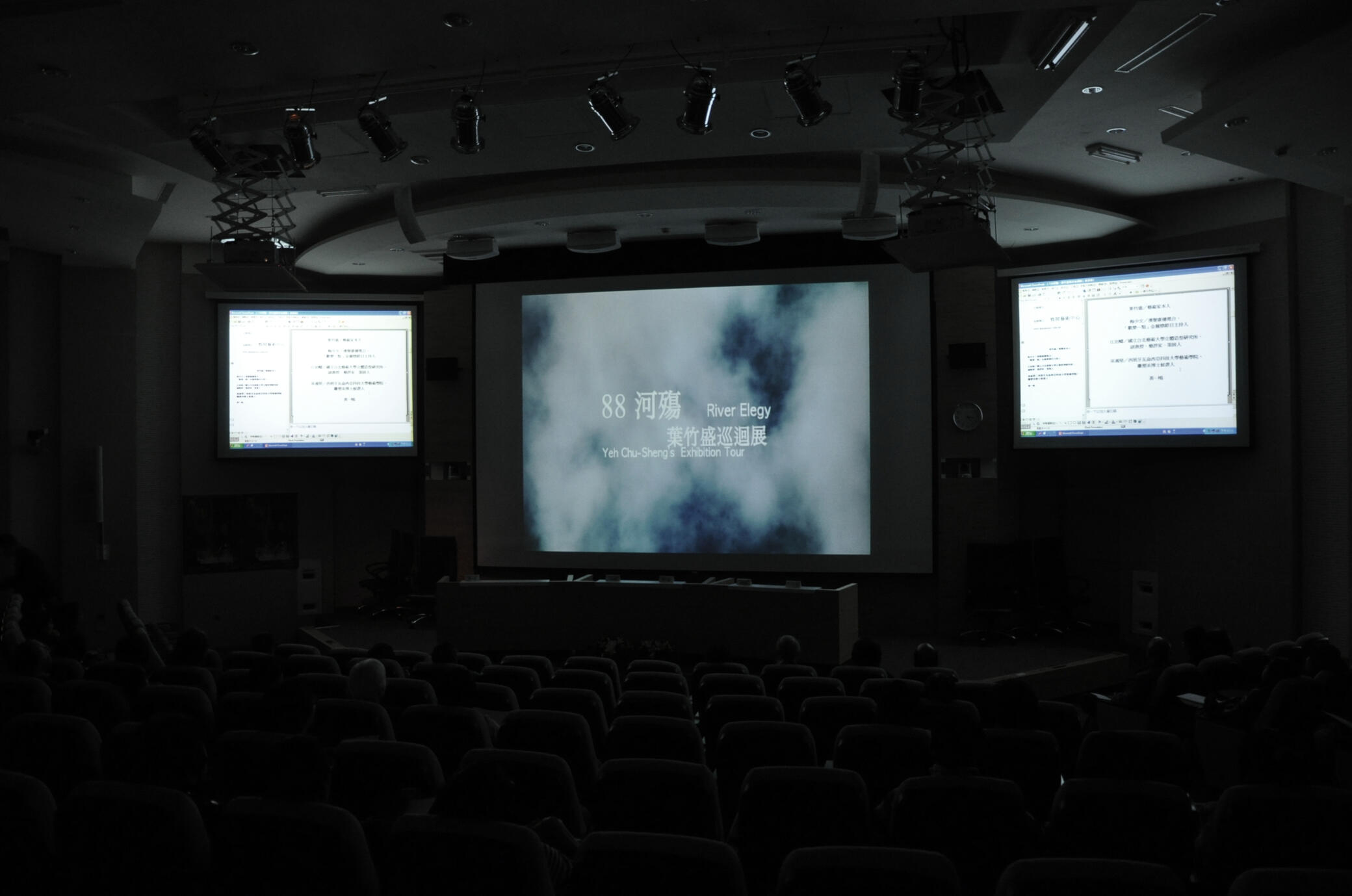 24.在赭紅與深黑之間,安放憤懣、哀悼與希望。