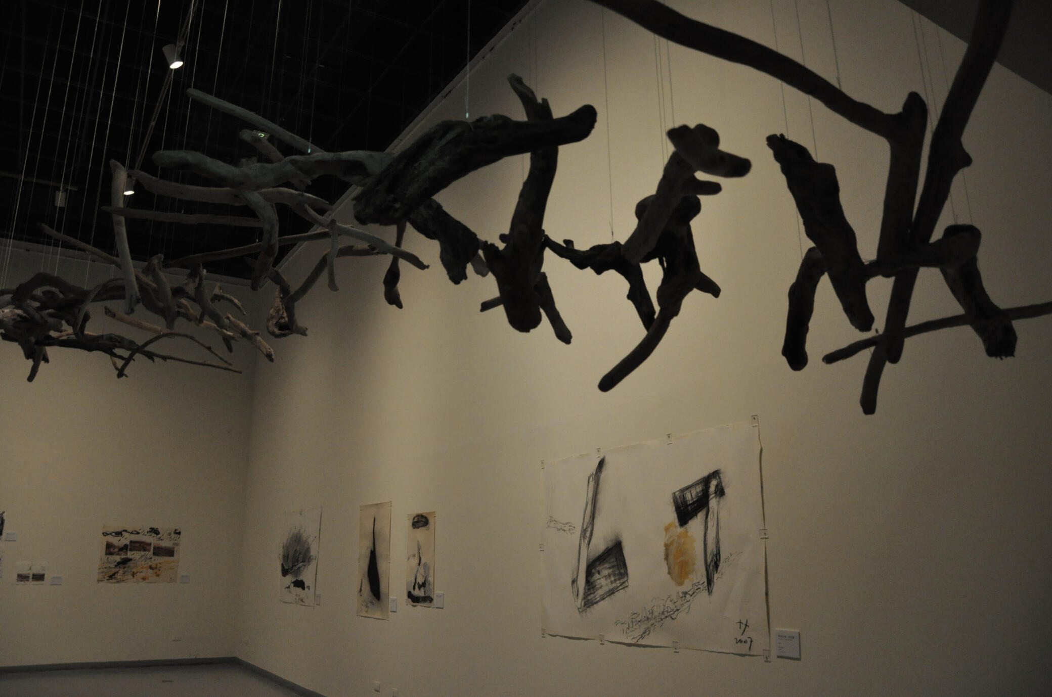 4.以漂流木裝置與抽象繪畫並置,讓空間成為災後地景的延續