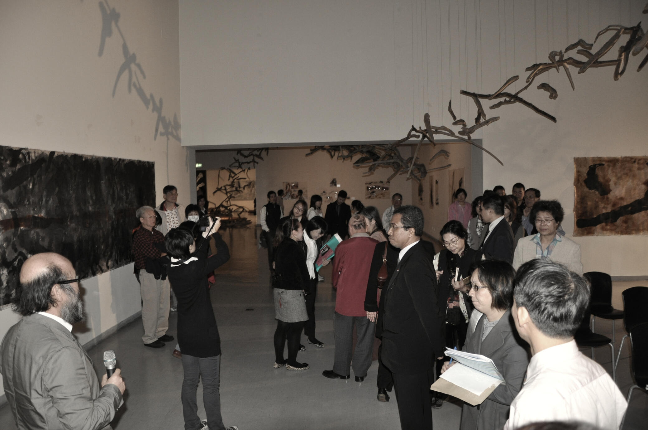 16.展場的漂流木自入口延展成多層次川流動線,引導觀看如行走於河。